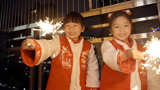 春节除夕夜孩子们放烟花冷焰火视频的预览图