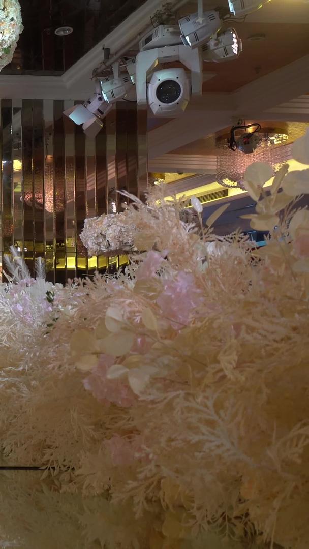 高清晰度梦幻婚礼现场布置实拍视频的预览图