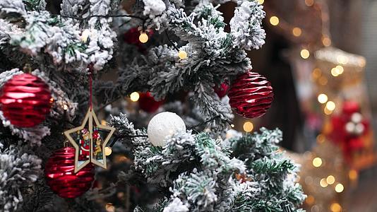 冬天圣诞树上的幸运球装饰视频的预览图