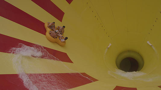 慢镜头升格拍摄4k素材城市夏天亲子游乐场戏水乐园娱乐休闲刺激项目视频的预览图