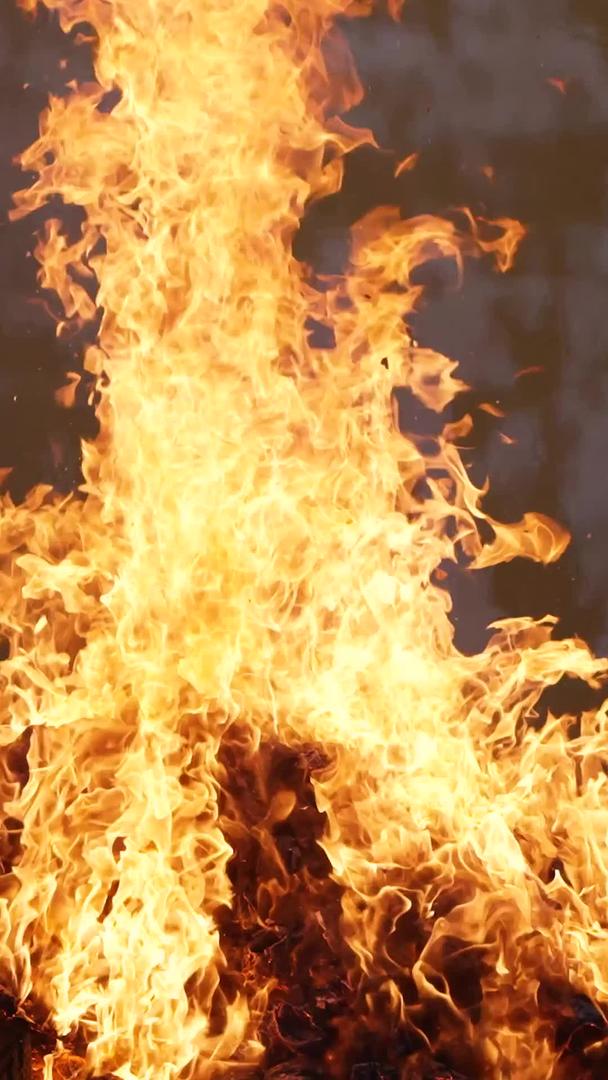 慢动作升级拍摄材料宗教民间香炉燃烧的火焰材料视频的预览图
