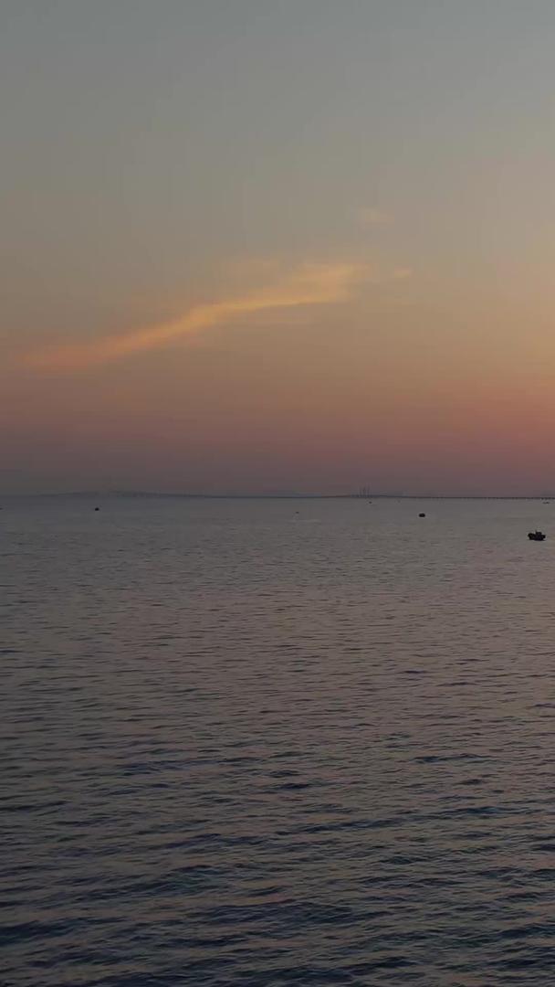 孤独的船只在傍晚的夕阳海上漂泊视频的预览图