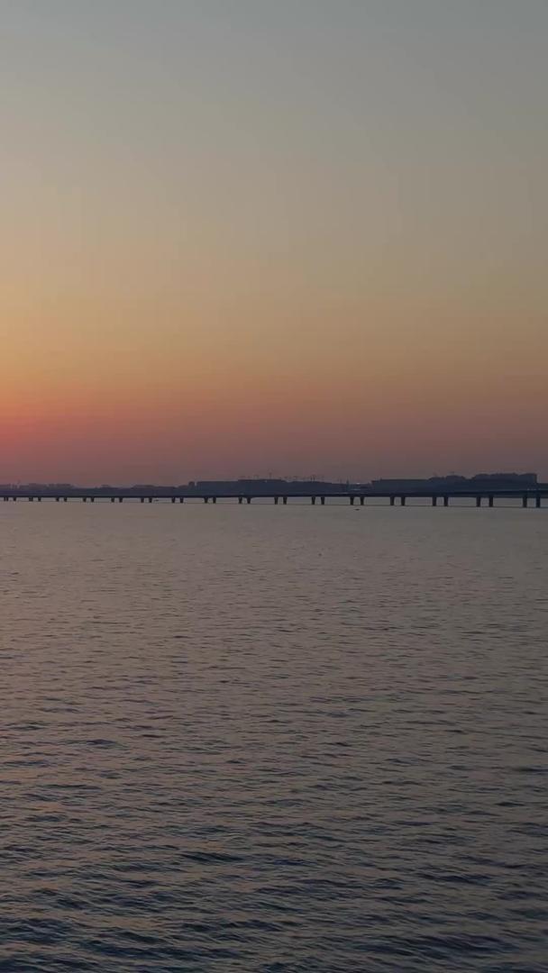 孤独的船只在傍晚的夕阳海上漂泊视频的预览图