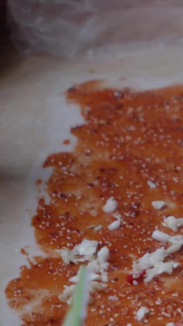 云南大理特色美食漾卷粉制作工艺拍摄视频的预览图