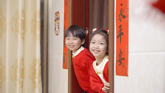 4K儿童探头微笑新年传统服饰视频的预览图
