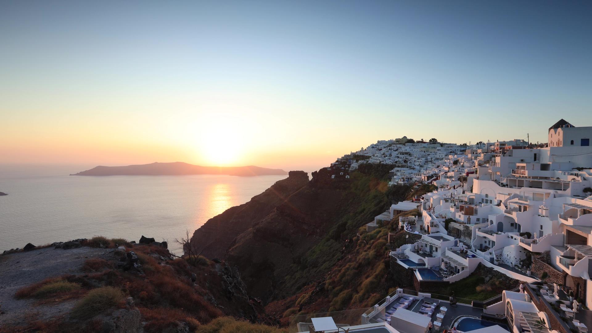 米克诺斯希腊爱琴海著名旅游海岛日落延时视频视频的预览图