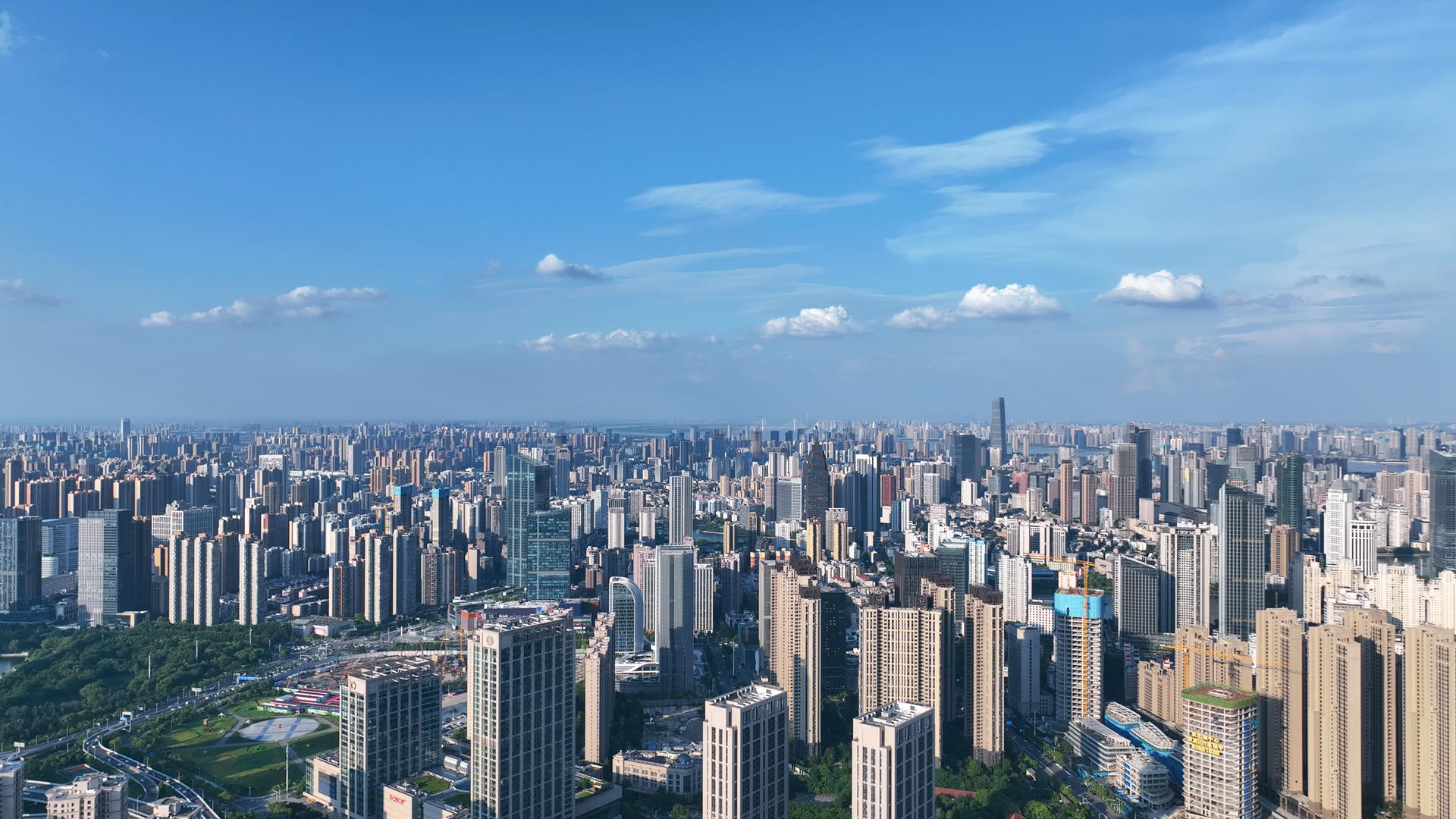 航拍城市蓝天白云晴天下天际线高层商业街景4k素材视频的预览图
