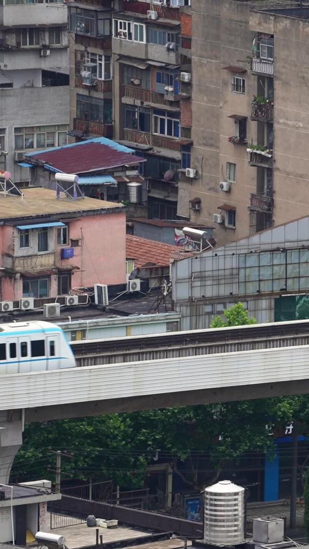 城市航拍穿过老城区居民区城际铁路交通材料视频的预览图