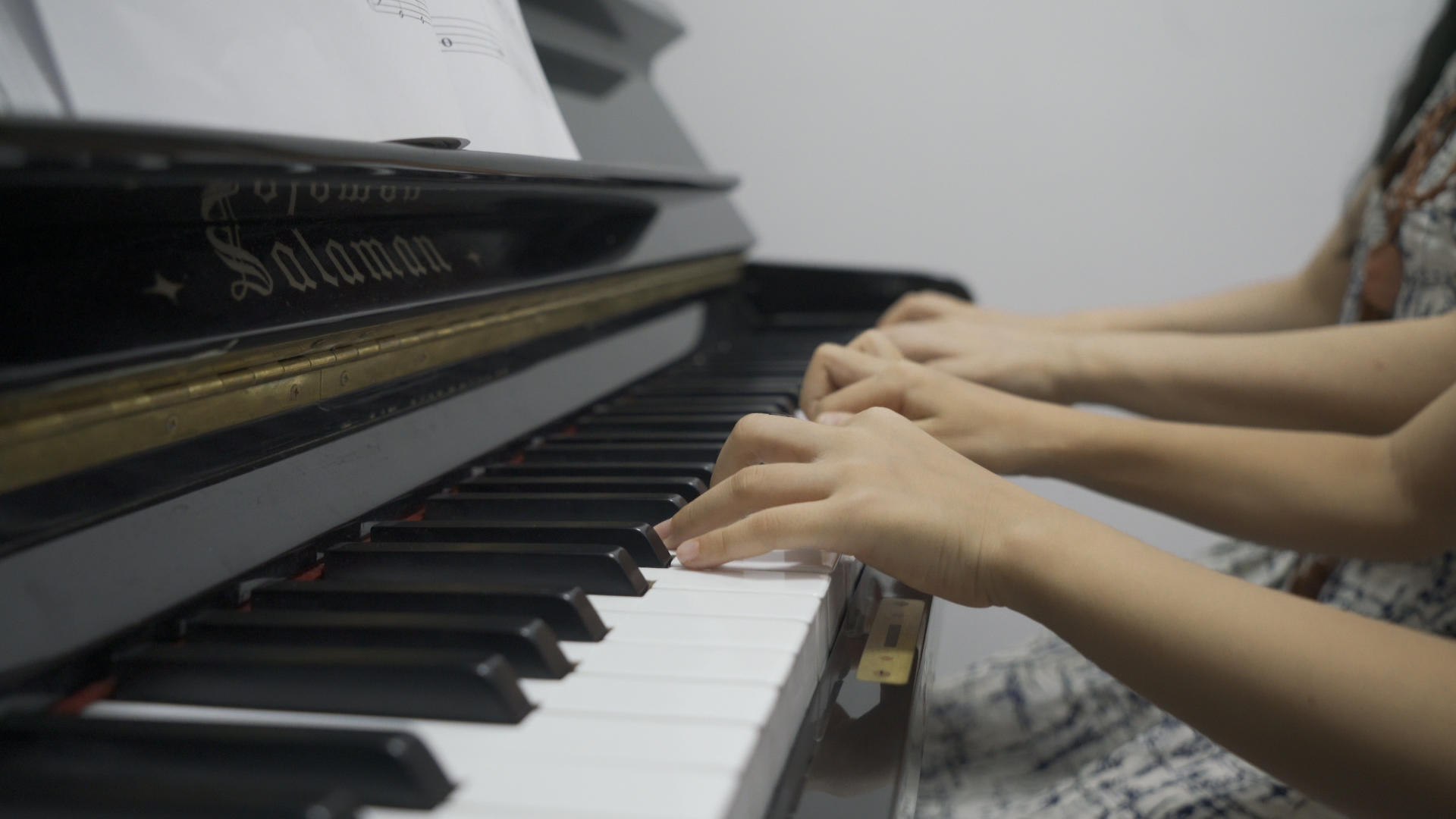 钢琴老师教人弹钢琴特写4K视频的预览图