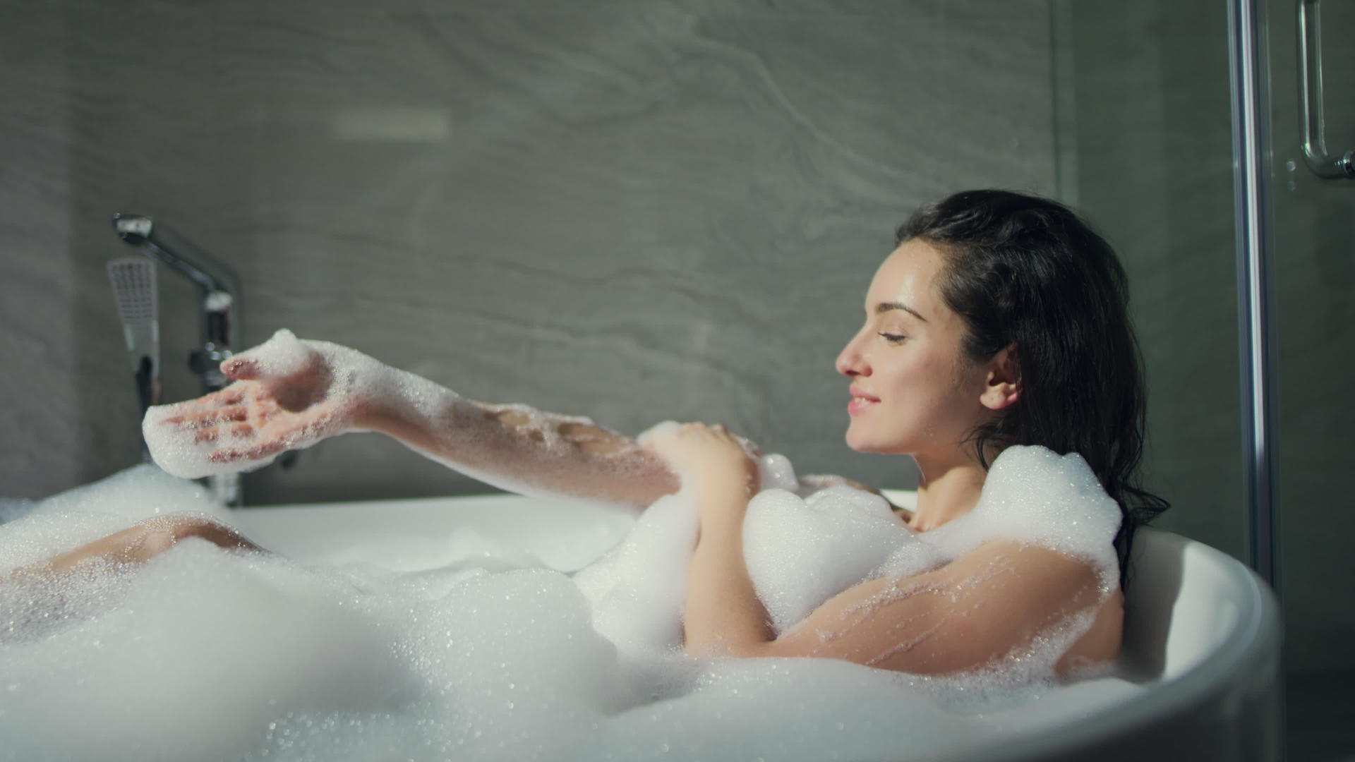 快乐的女孩在室内洗泡泡浴视频的预览图