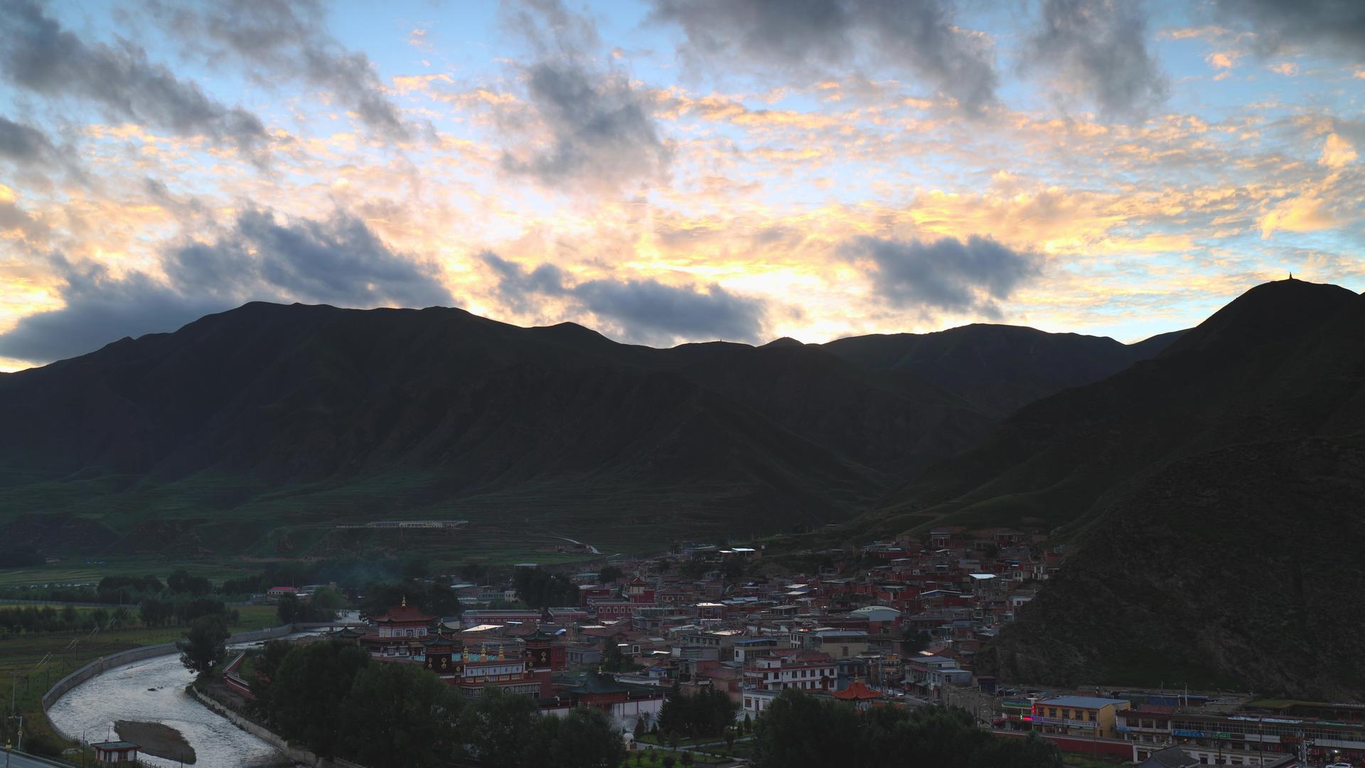 甘南藏族自治州群山环绕乡村日落延时视频视频的预览图