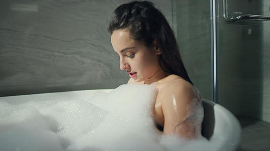 放松的女孩和甜美的人坐在室内阁楼洗澡在室内浴缸里休息视频的预览图