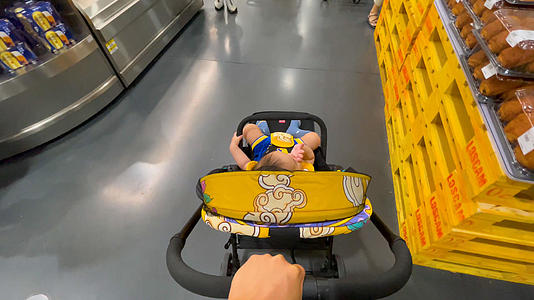 4k实拍推着婴儿车带宝宝逛超市视频的预览图
