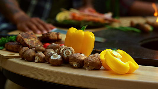 后院烧烤派对的蔬菜甜椒蘑菇视频的预览图