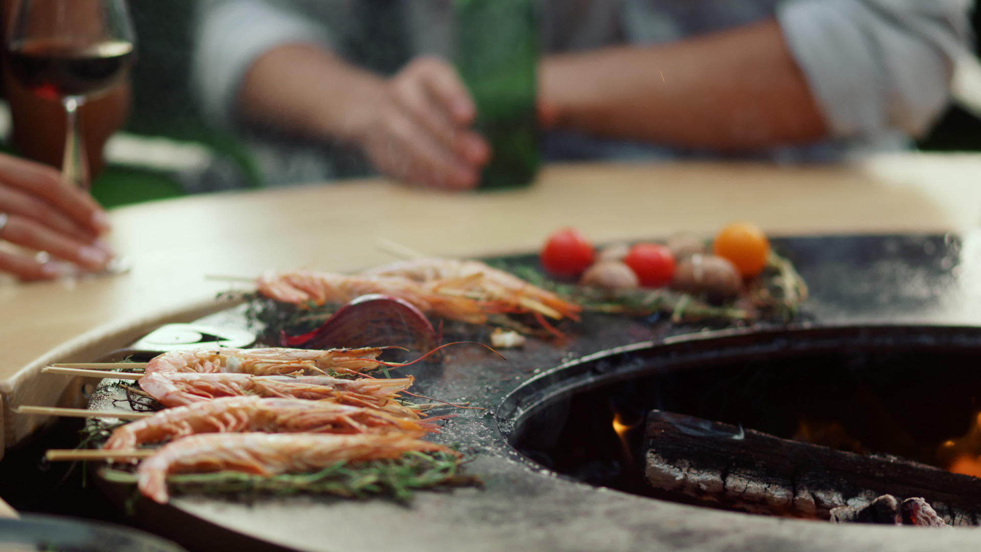 在烧烤架上烹饪食物准备对准备虾视频的预览图