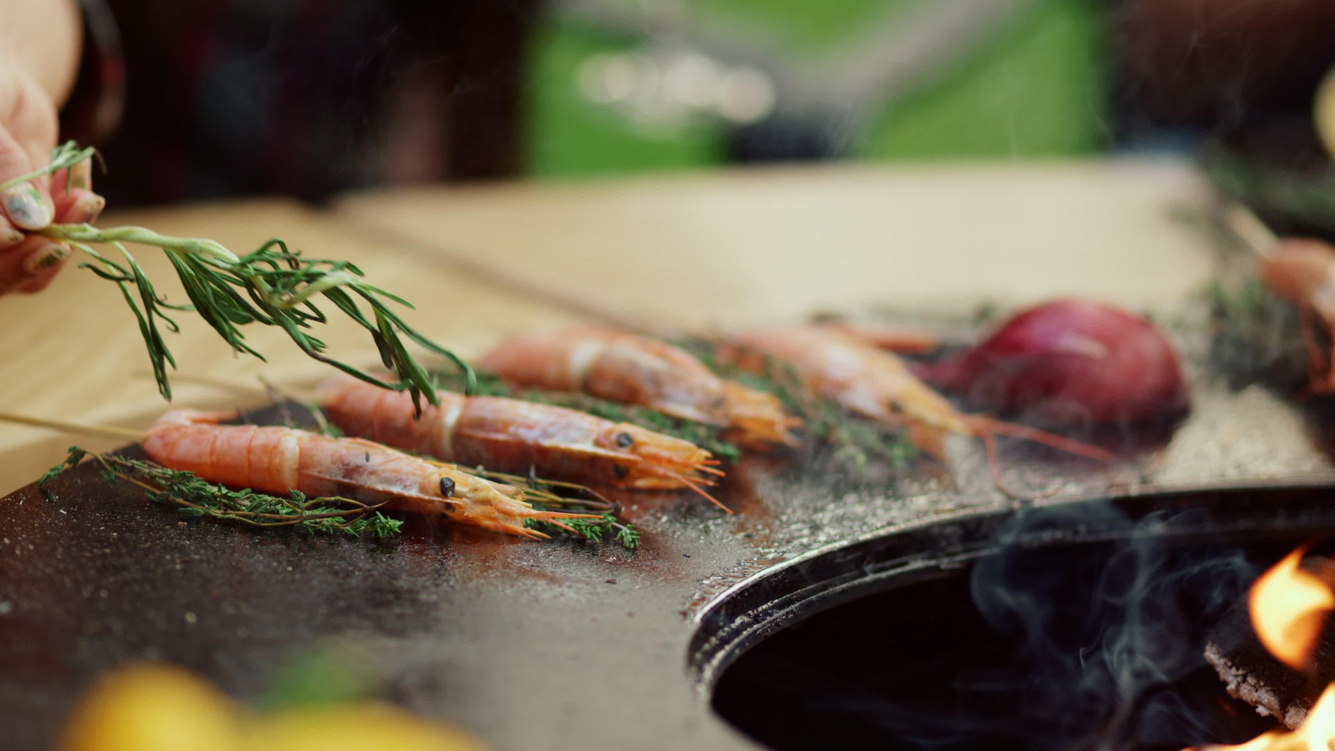烤箱里的虾在外面烤视频的预览图