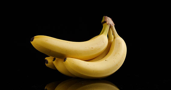 4K香蕉新鲜水果剥香蕉视频的预览图