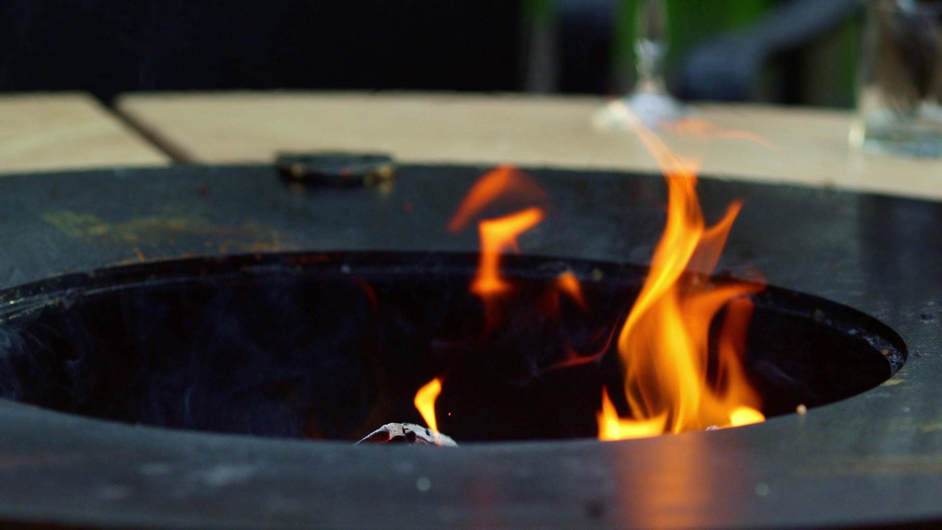 火焰从烤架上熄灭后院慢动作燃烧视频的预览图