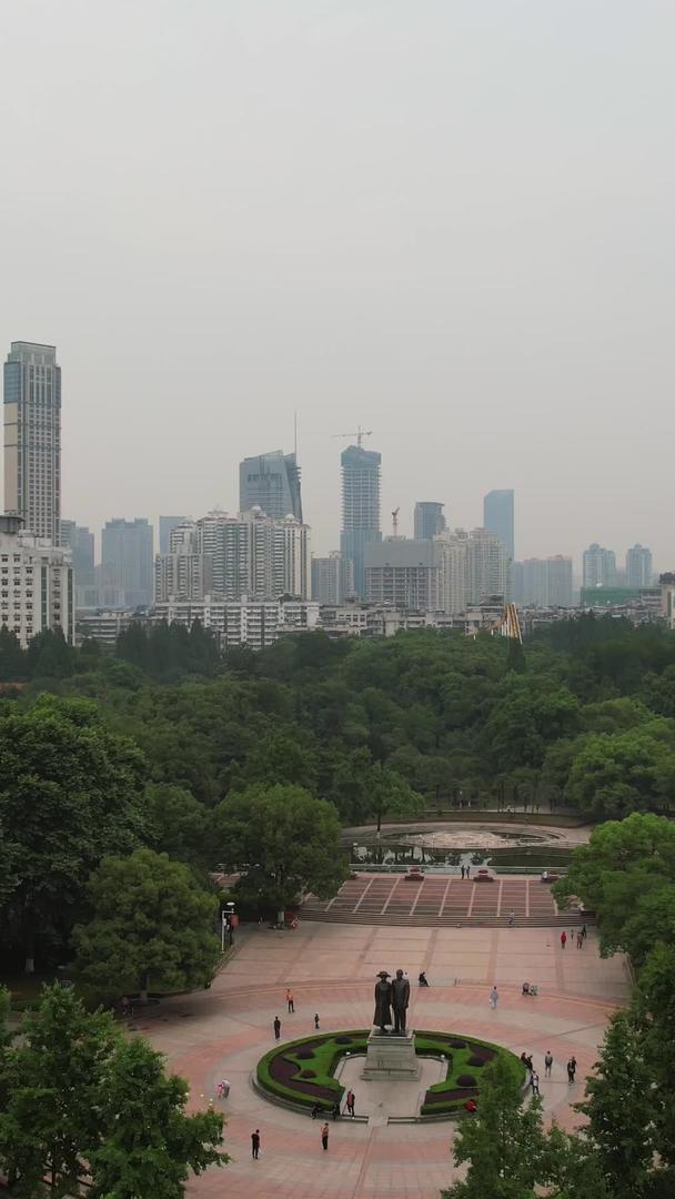 航拍城市地标广场孙中山夫妇纪念铜像街景人流素材视频的预览图