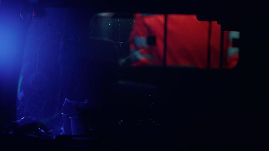 救援车辆到达交通事故辅助医务人员站在车内视频的预览图