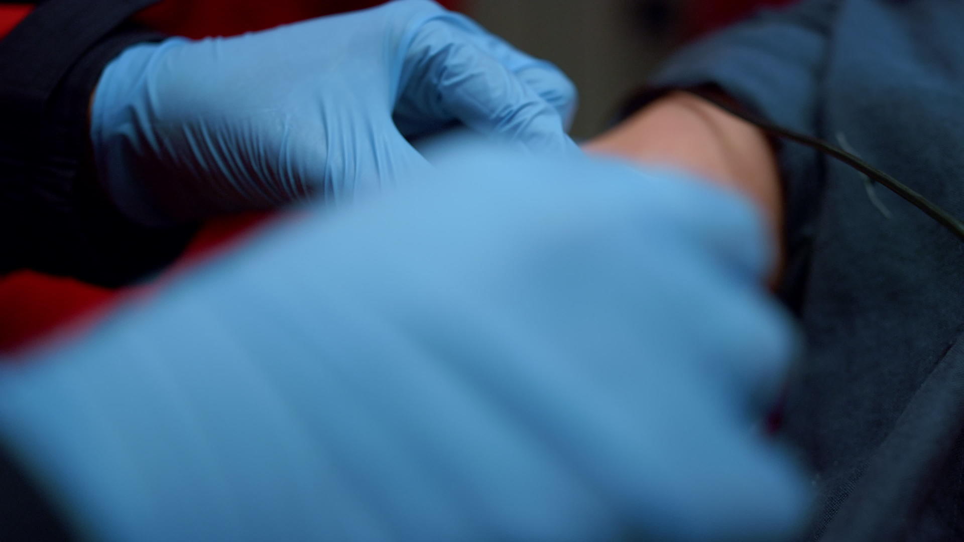 医务工作者戴上手套用导管将液体注入患者的手臂视频的预览图