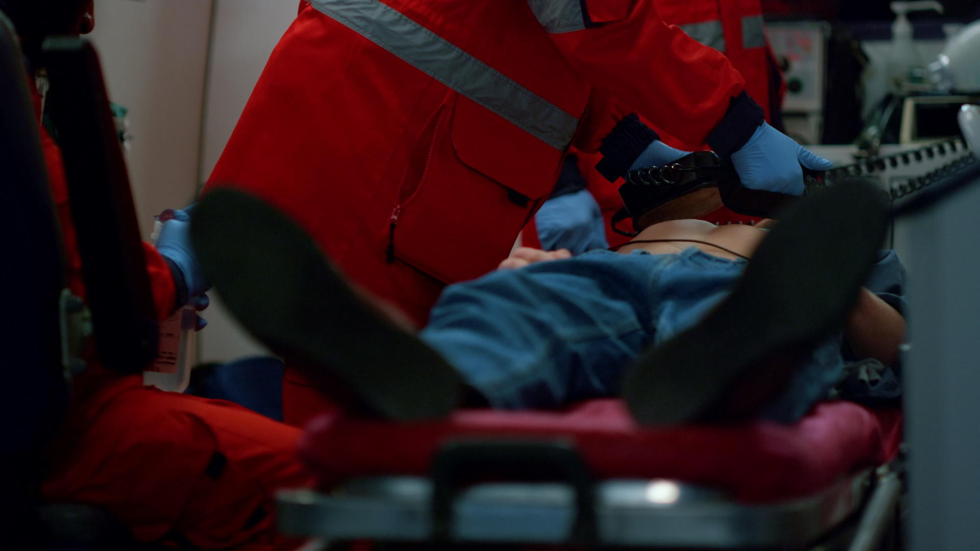多民族护理人员在救护车上为患者提供急救援助视频的预览图