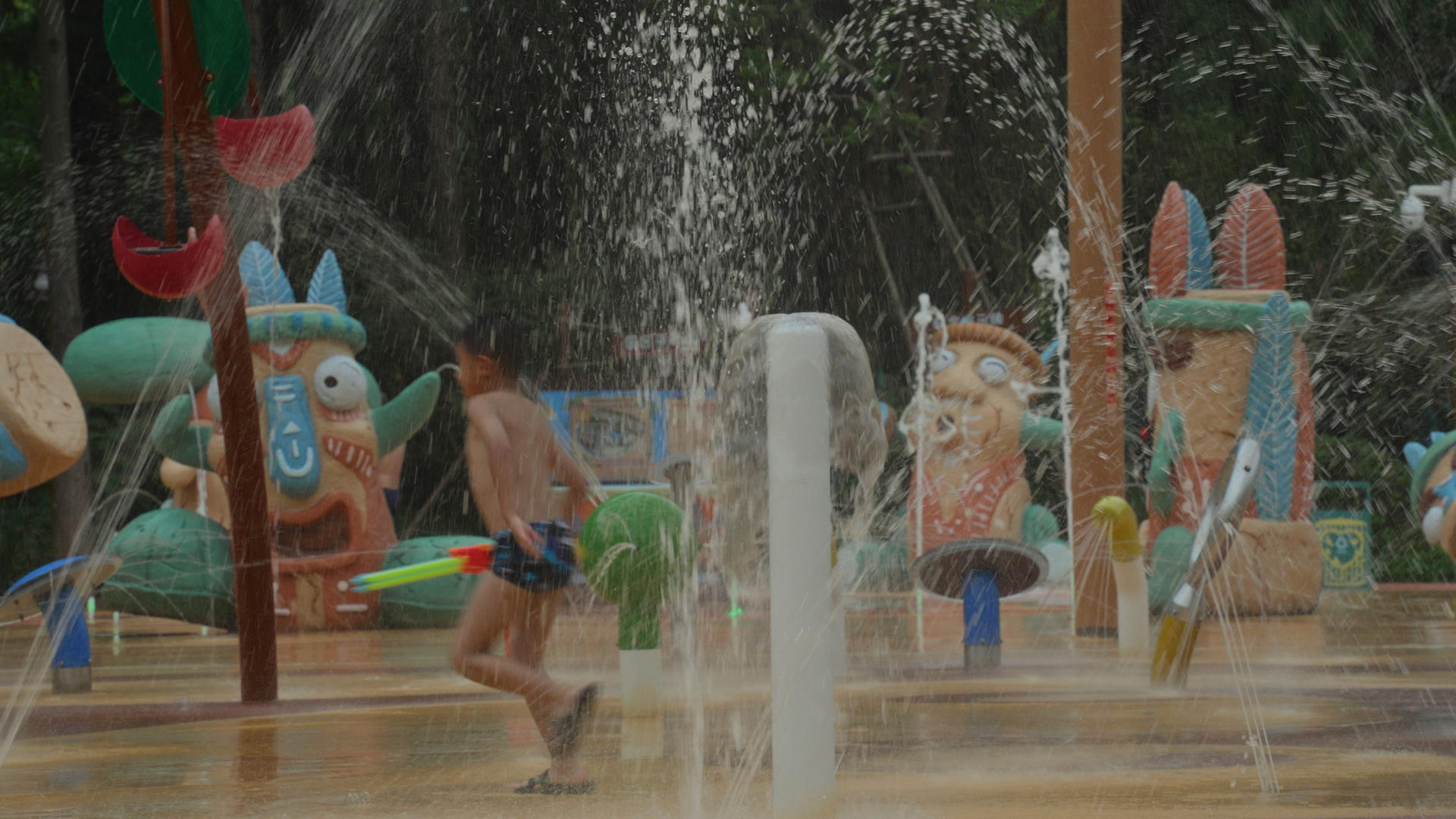 慢镜头升格拍摄4k素材城市夏天消暑降温游乐场喷泉视频的预览图