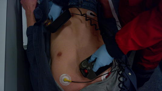 医护人员使用除颤仪为男性提供急救援视频的预览图