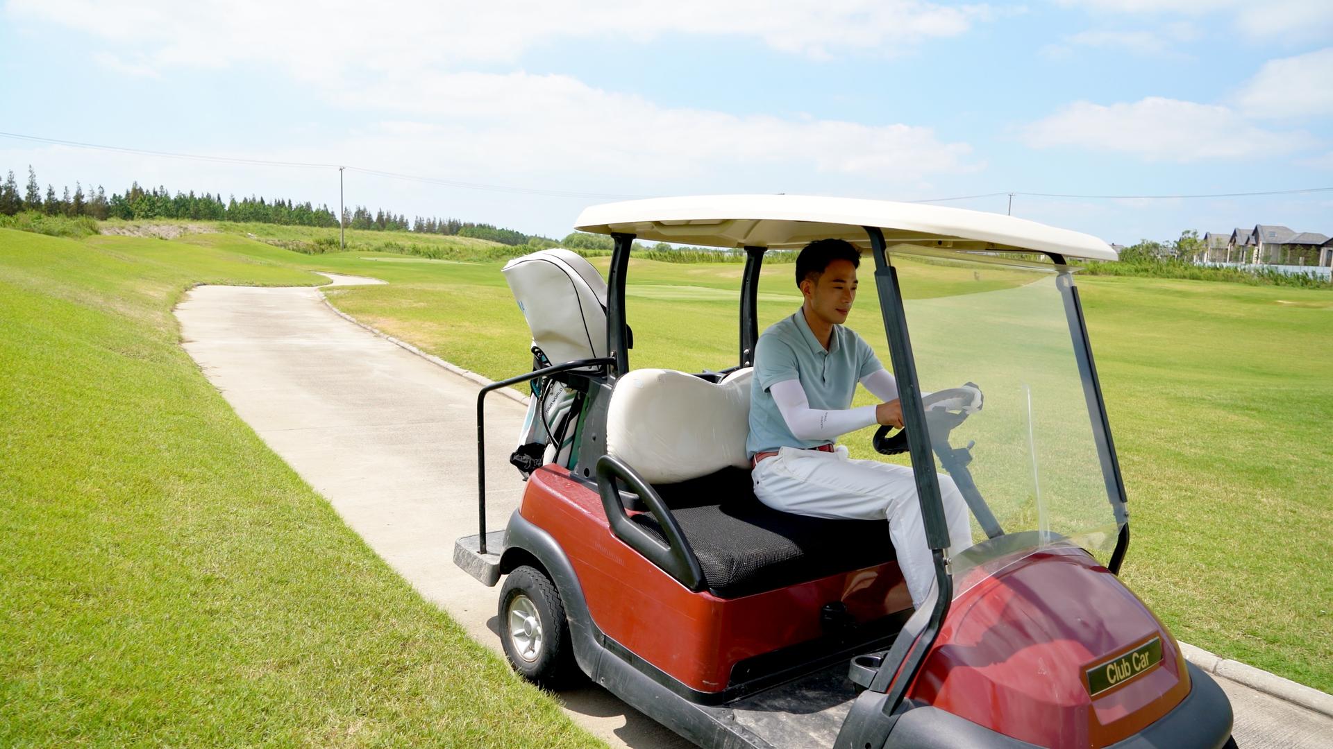 男青年开着高尔夫球车视频的预览图
