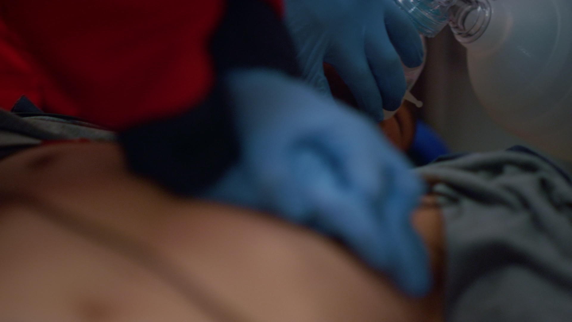 医护人员的手为病胸提供心脏按摩服务视频的预览图