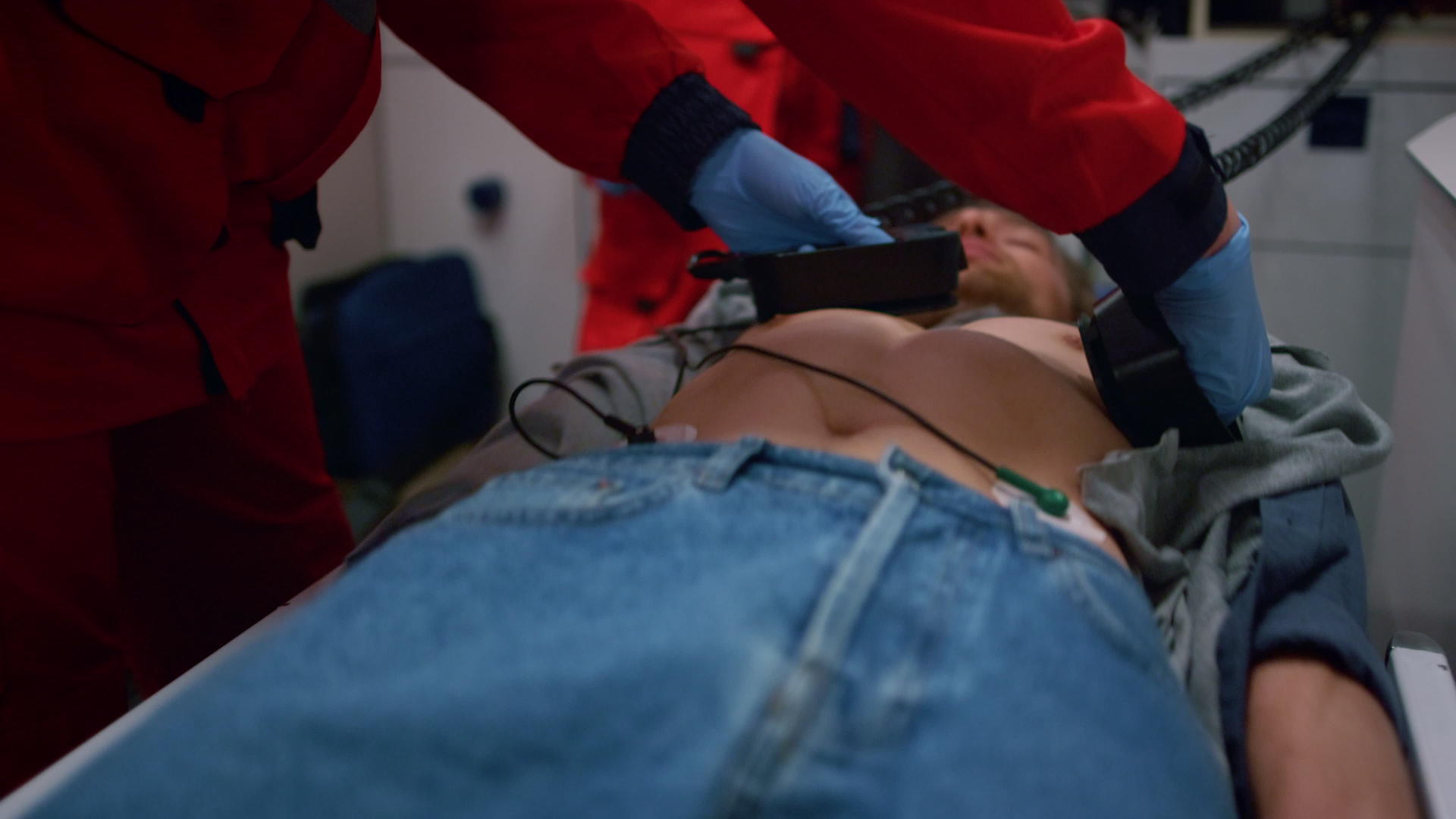 急救车司机用除颤器对人进行电疗视频的预览图