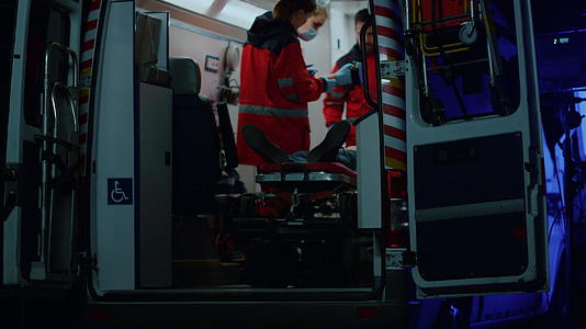急救医生在救护车上用除颤器抢救病人视频的预览图