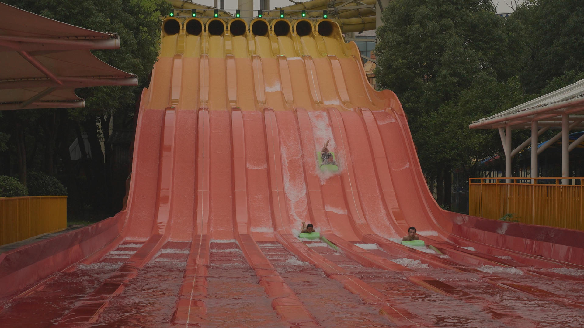 慢镜头升格拍摄4k素材城市夏天游乐场戏水滑道视频的预览图