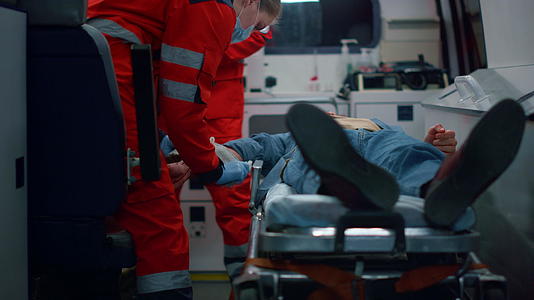 救护车护理人员在车上治疗手伤病人视频的预览图