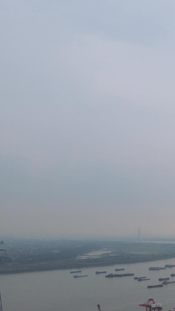 长江边港口码头集装箱工业贸易物流素材延时摄影风景城市长江边港视频的预览图