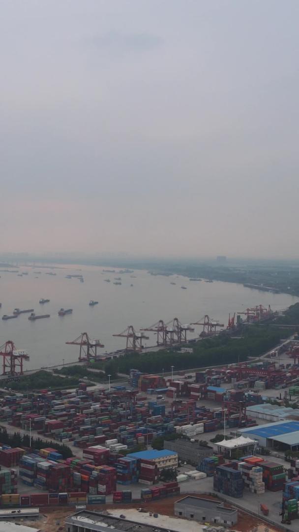 长江边港口码头集装箱工业贸易物流素材延时摄影风景城市长江边港视频的预览图