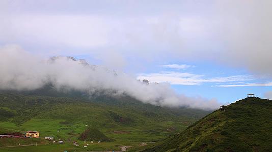 云雾中的山脉山谷延时视频视频的预览图