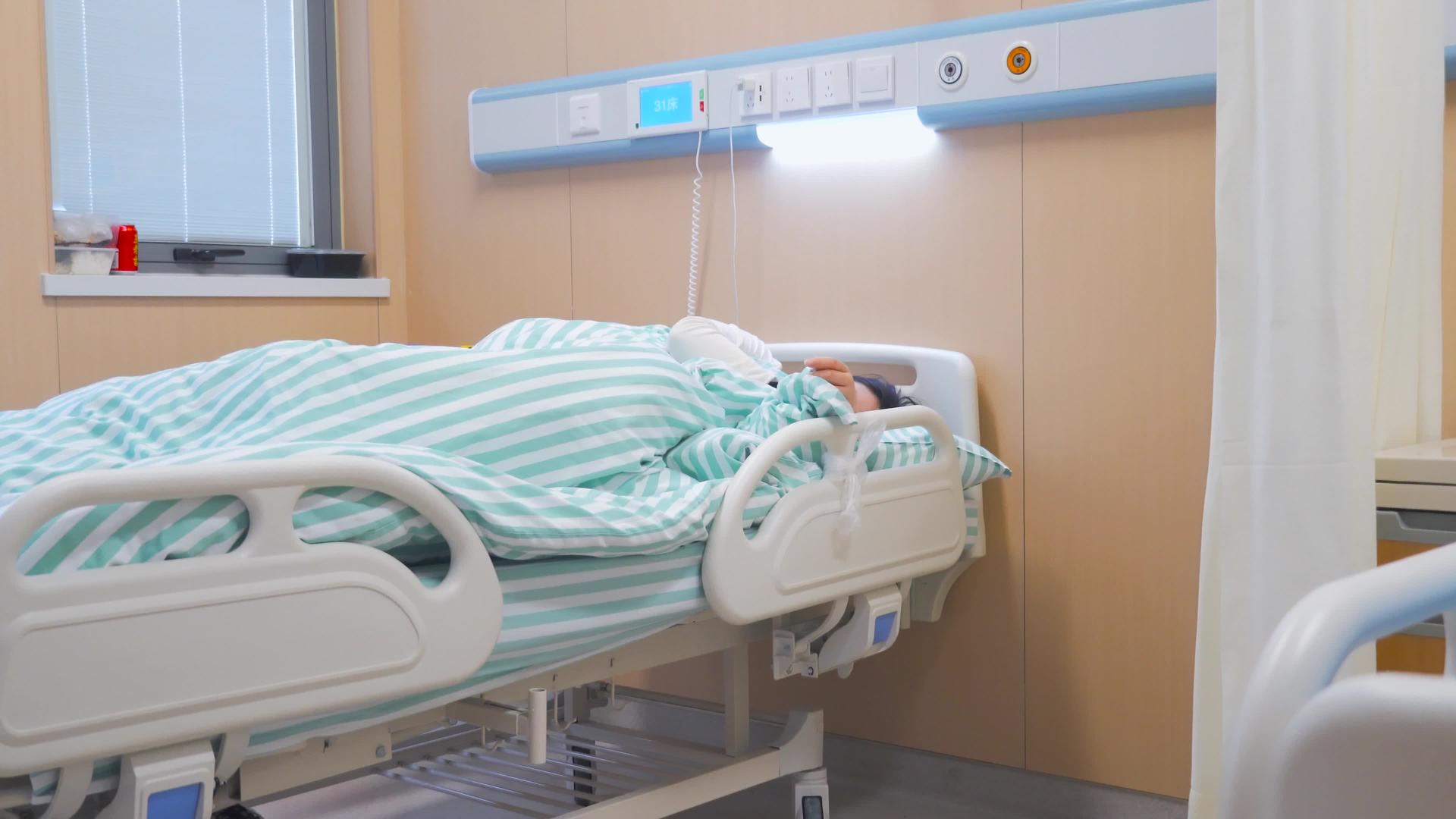 4K实拍医院病房病人躺在病床上视频的预览图