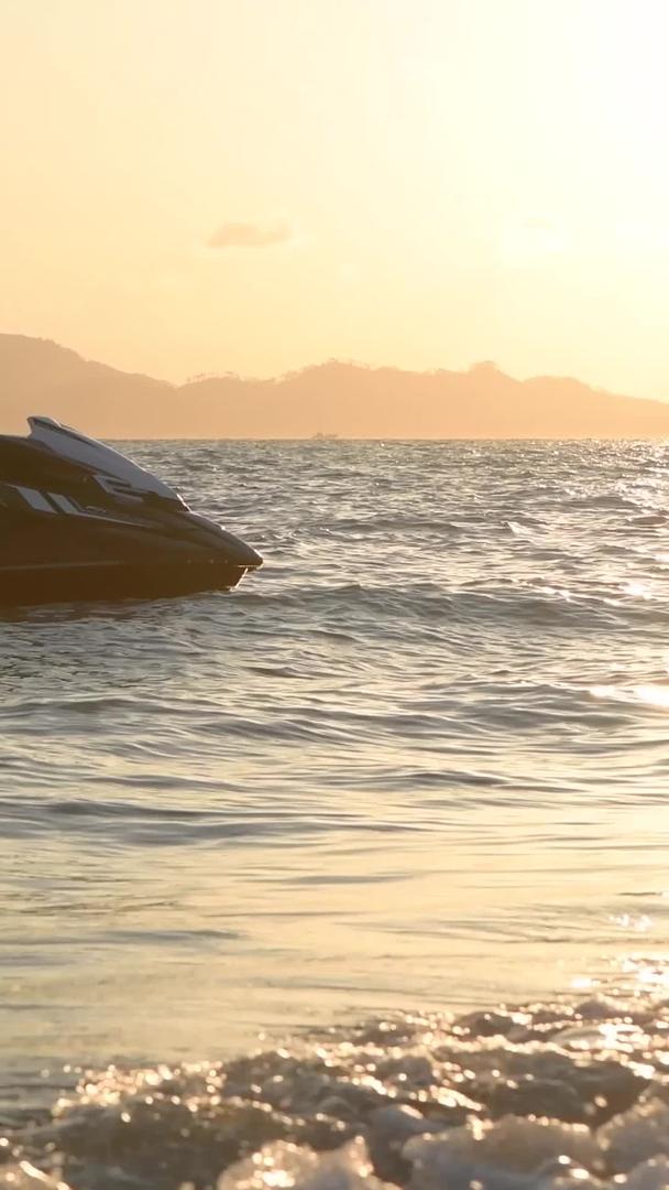 太阳底下的摩托艇视频的预览图