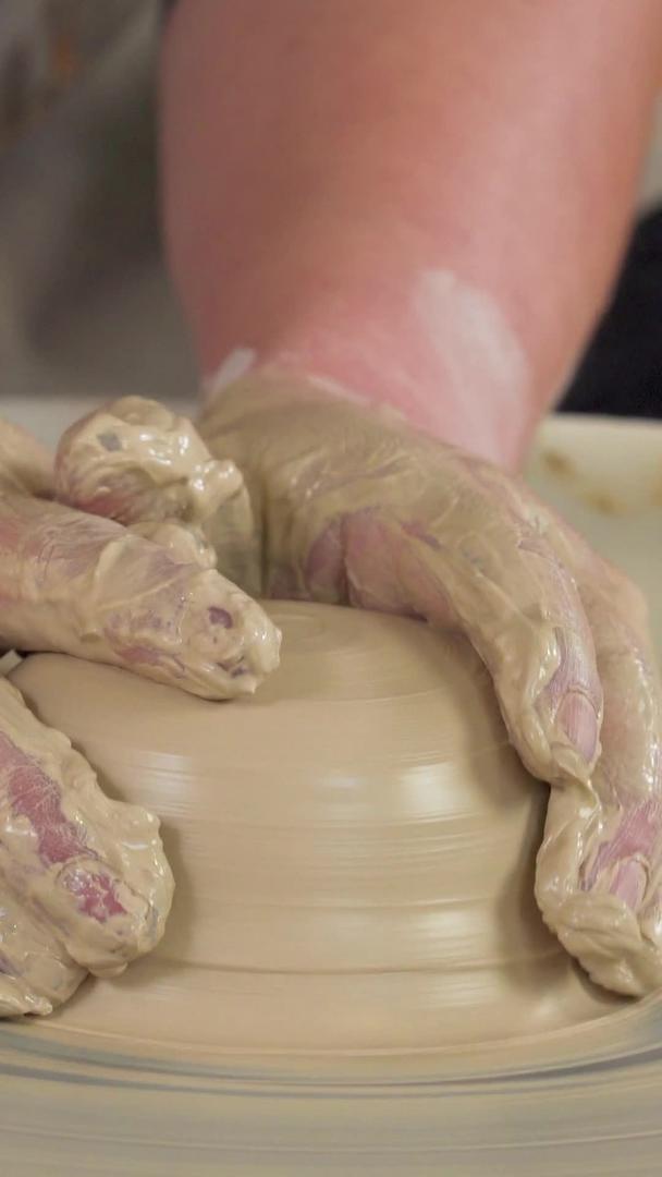 陶瓷陶瓷陶土拉胚陶瓷制作特写视频的预览图