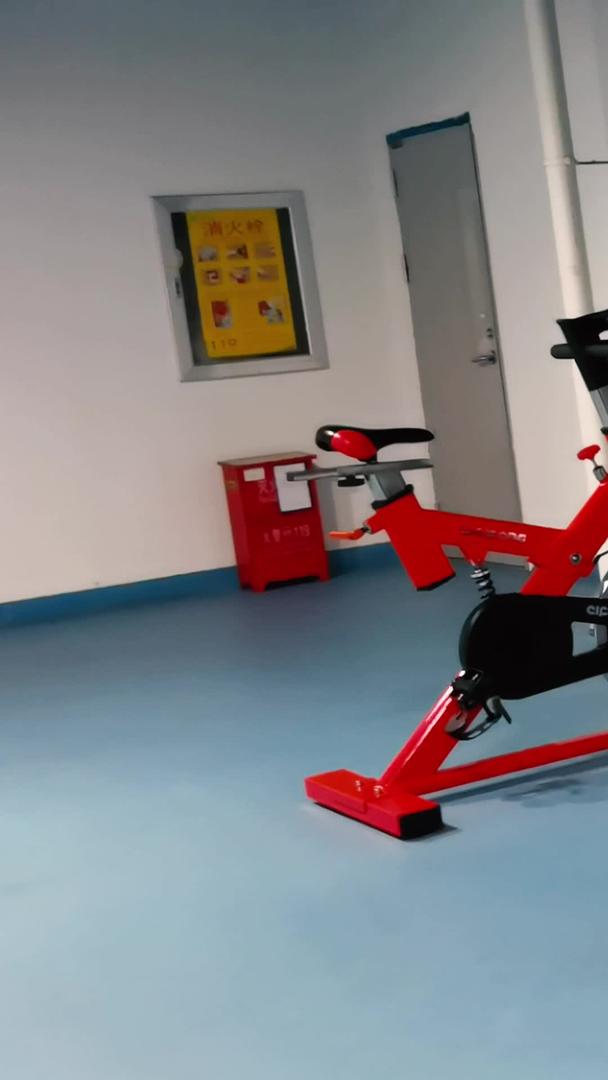 健身房运动训练健身动感单车运动视频素材视频的预览图