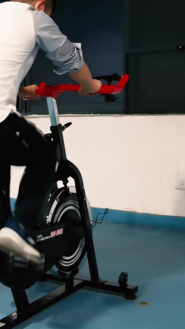 健身房运动训练健身动感单车运动视频素材视频的预览图