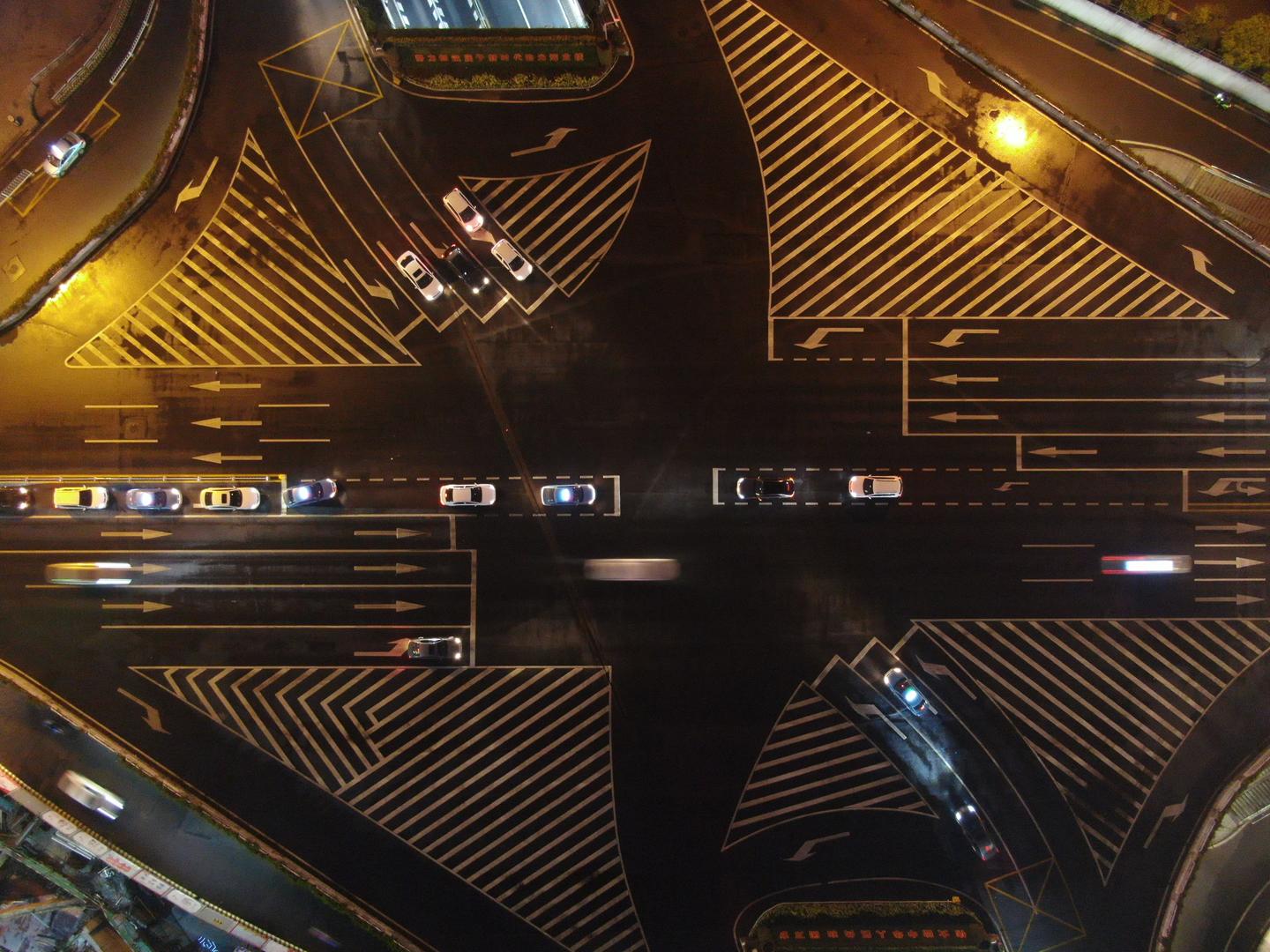 航拍城市高架桥夜景移动延时视频的预览图