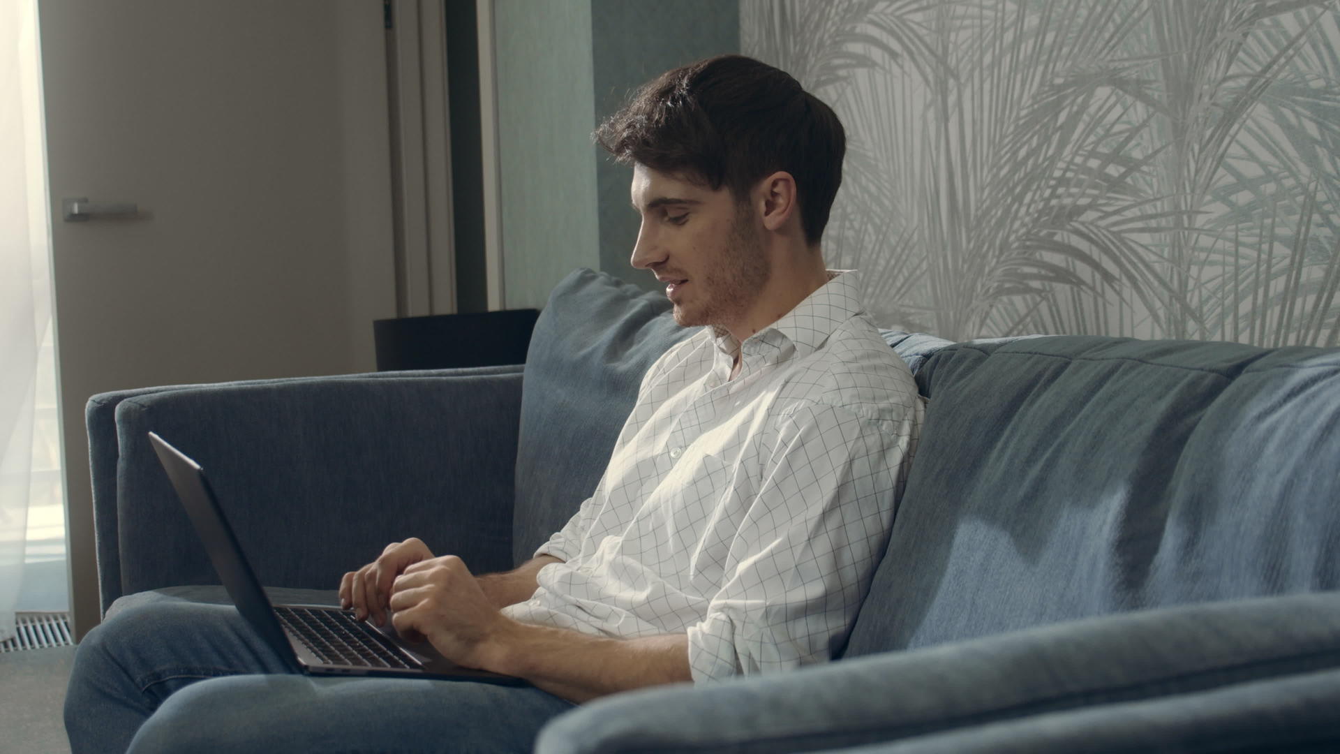 男性企业家在室内用笔记本电脑阅读信息视频的预览图