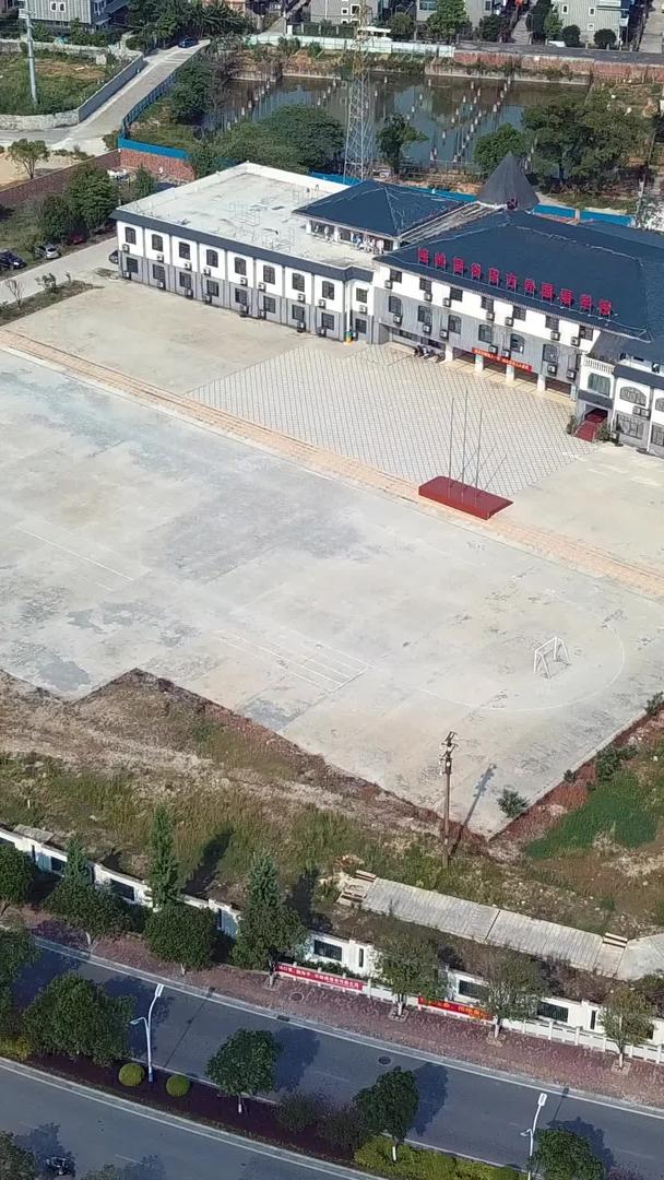 学校操场教学楼高清航拍停课视频的预览图