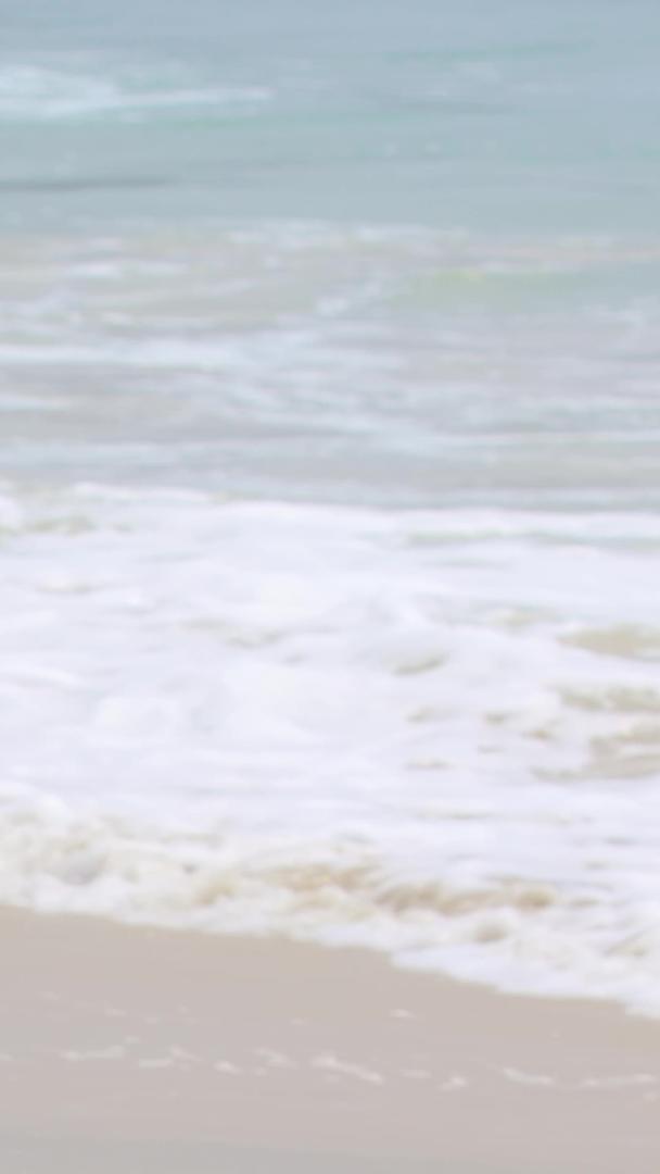 男青年在海边跑步视频的预览图