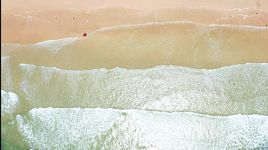 俯拍沙滩上的海浪视频的预览图