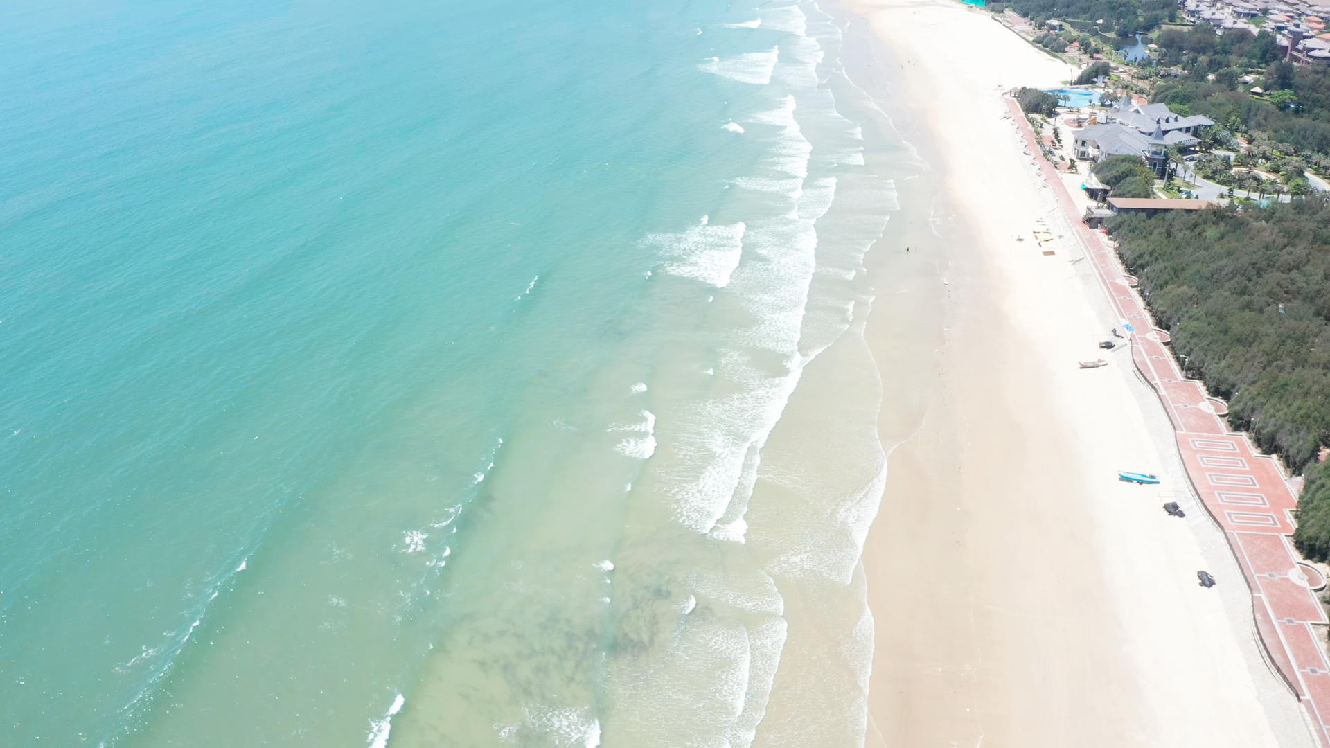 俯拍海岸线视频的预览图