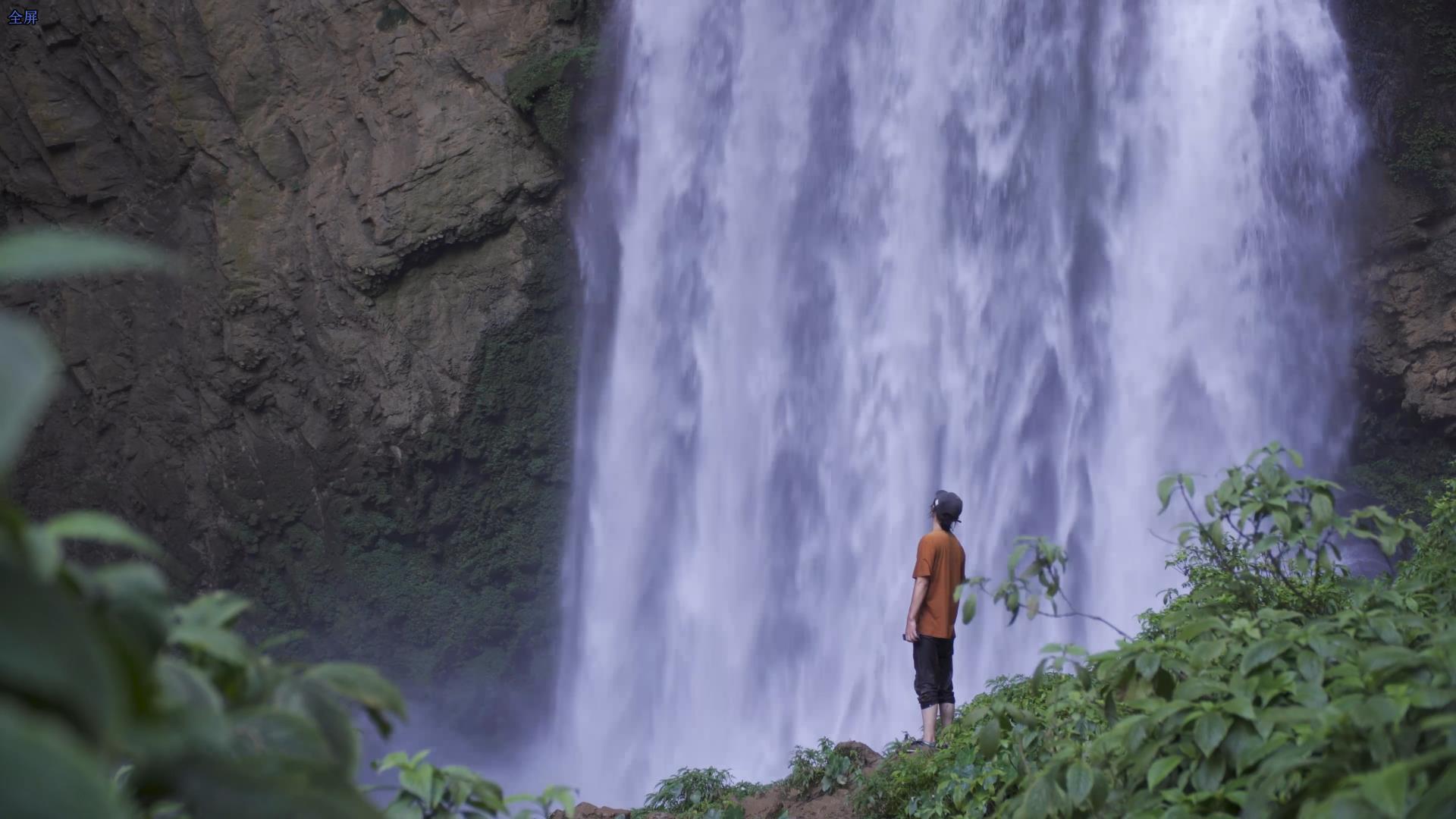人站在瀑布底下视频的预览图