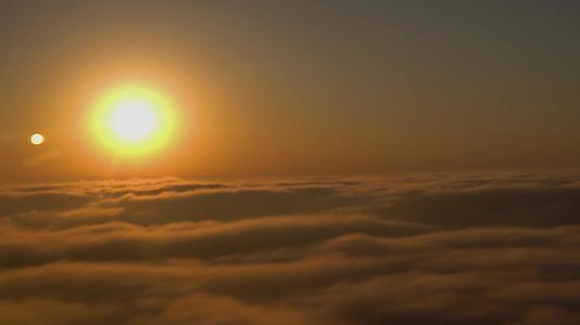 夕阳晚霞时的云海视频的预览图